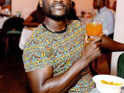 Content Creator Jermaine ‘Scotty Cuss’ Watson enjoys the Worthy storm pairing with the entrée, the shrimp jhinga curry with garlic naan.