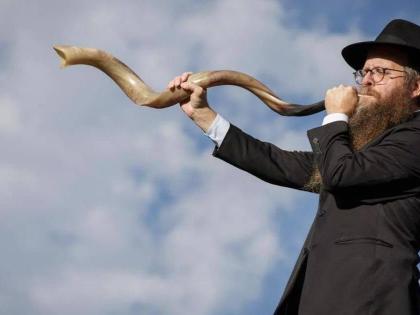 Rabbi Yossi Wolwosky of Chabad in Connecticut sounds a large ram’s horn, known as a shofar, in preparation for Rosh Hashanah, the Jewish New Year. 