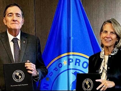 From left: PAHO Director Dr Jarbas Barbosa and Gilead Sciences Chief Commercial and Corporate Affairs Officer Johanna Mercier, with copies of the agreement that enables Latin American and Caribbean countries to access lenacapavir as part of preventive medi