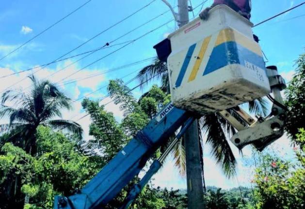 A streetlight being installed in a community in Guy’s Hill, St Catherine by a contractor from the Jamaica Public Service Company.
