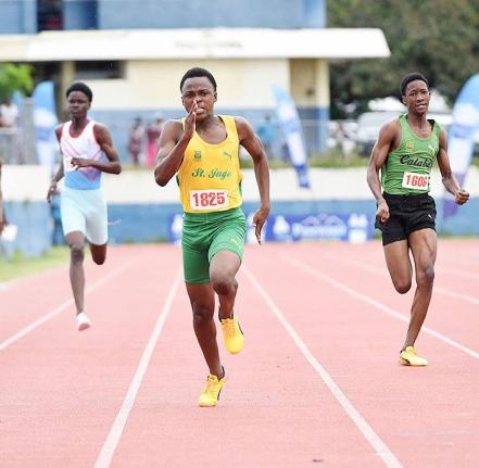 Jevaney Findlay (centre) of St Jago High School, sprints away from the field to win the Class Three boys 200 metres in 22.55 seconds on the opening day of last year’s Purewater/JC/R. Danny Williams Development meet at Ashenheim Stadium, Jamaica College.