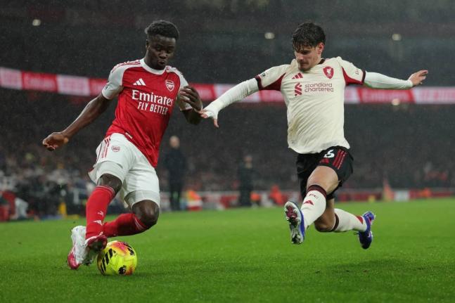 Liverpool’s Milos Kerkez (right) blocks Arsenal’s Bukayo Saka during the English Premier League match between Arsenal and Liverpool in London, yesterday.