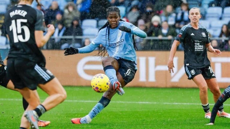 Jamaican international Khadija ‘Bunny’ Shaw (centre).