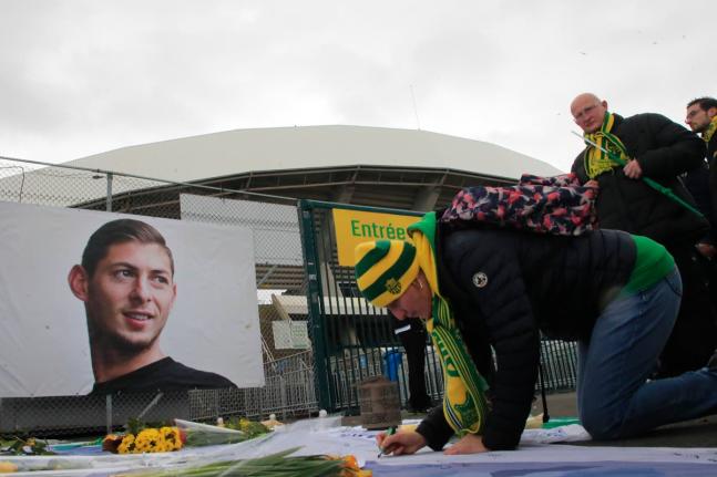 Supporters gather to pay tribute to Argentinian football player Emiliano Sala prior to the French League One football match between Nantes and Bordeaux at La Beaujoire stadium in Nantes, western France, on January 26, 2020.