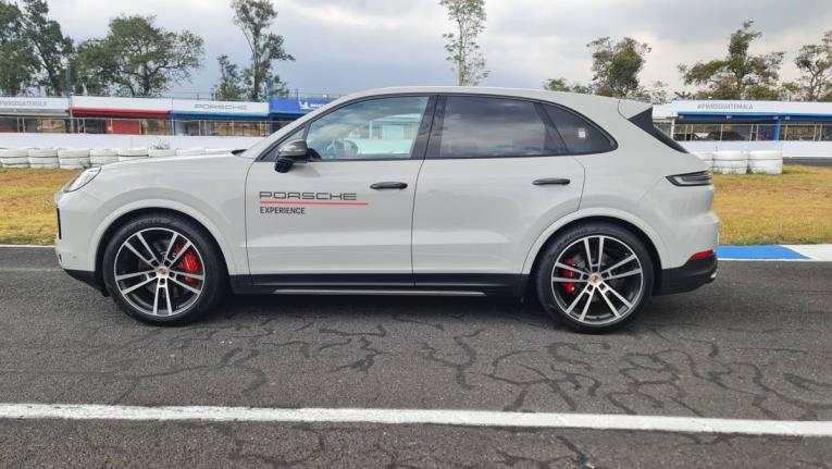 From this direct side profile, the Cayenne S displays its characteristic athletic stance, with the elongated 16-foot 2-inch body emphasising the blend of muscle and luxury defining the modern Porsche profile.