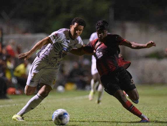 
Cavalier’s Shad San Millan (left) and Arnett Gardens’ Rusheen Green compete for the ball during their Jamaica Premier League football match at the Anthony Spaulding Sports Complex on Thursday.