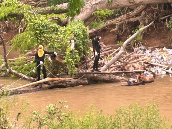 Divers at the scene where the body of a man who found floating in the Rio Cobre in a section of Spanish Town, St Catherine on April 30.