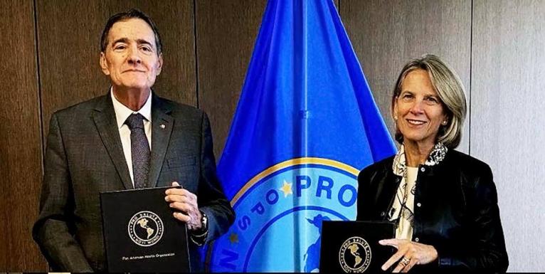 From left: PAHO Director Dr Jarbas Barbosa and Gilead Sciences Chief Commercial and Corporate Affairs Officer Johanna Mercier, with copies of the agreement that enables Latin American and Caribbean countries to access lenacapavir as part of preventive medi