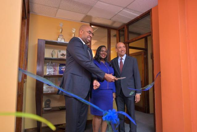 Minister of State, Ministry of Industry, Investment and Commerce, Delano Seiveright (left), cuts the ribbon to officially launch the Jamaica Employers’ Federation (JEF) and Young Entrepreneurs Association of Jamaica (YEA) Business Development Centre at t